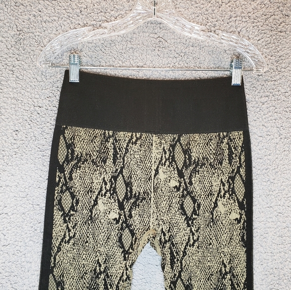 Fabletics Kamila Snake Print Brown & Tan Pull On Leggings Athletic Wear Sz L - Picture 6 of 9